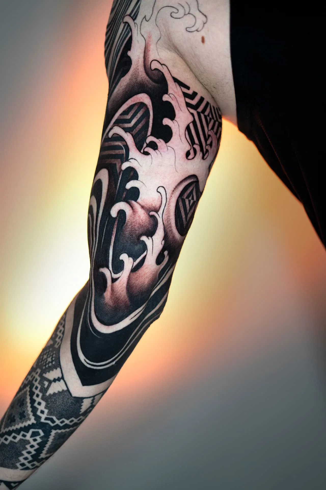 Blackwork-Unterarm mit Wellen- und Geometriemuster von ISTO