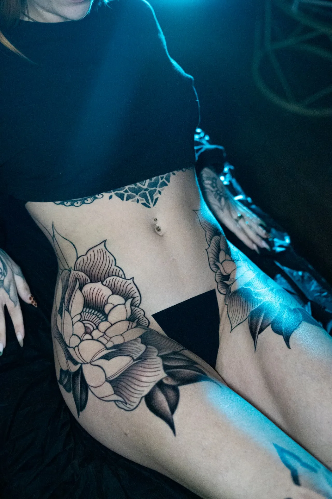 Großflächiges Pfingstrosen-Tattoo an Hüfte und Oberschenkel von ISTO