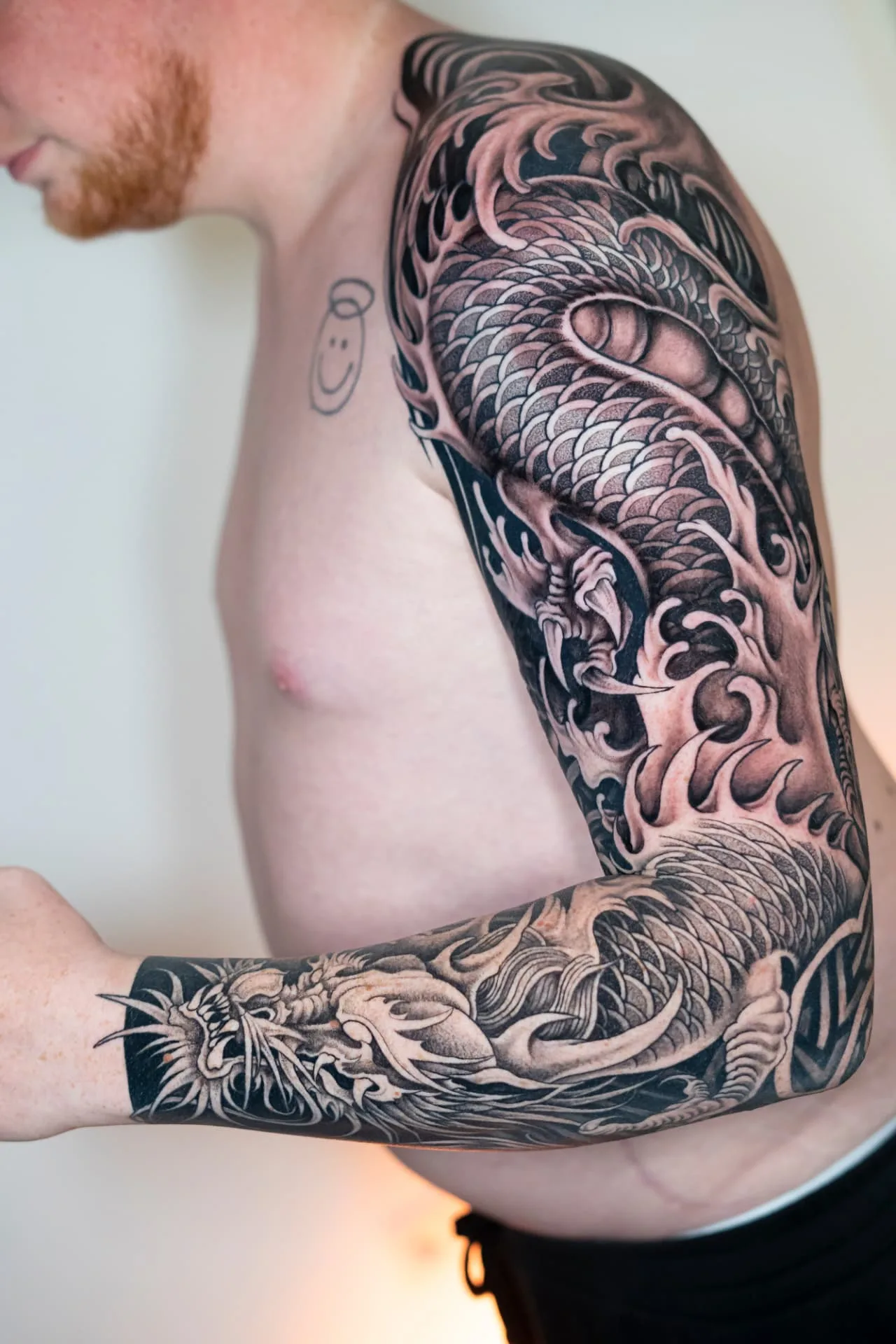 Illustrativer Blackwork-Drachen-Sleeve von ISTO