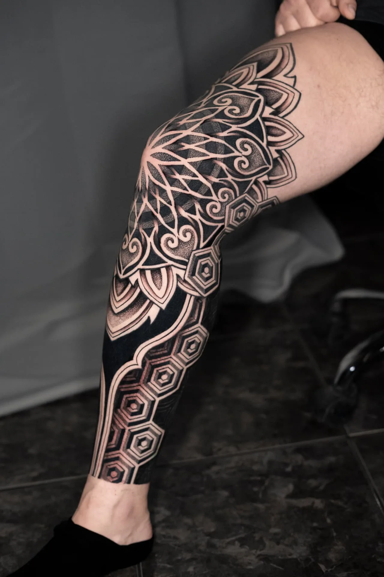 Großflächiges ornamentales Blackwork-Tattoo über das ganze Bein von ISTO